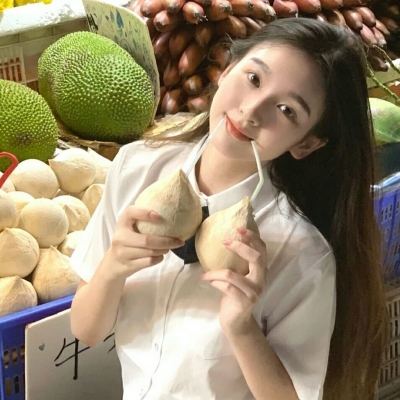 在地铁上用外套擦血的女孩报平安